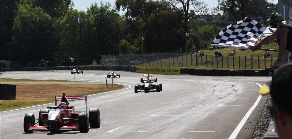 Armstrong wins at Manfeild Race 1 (940 x 450)