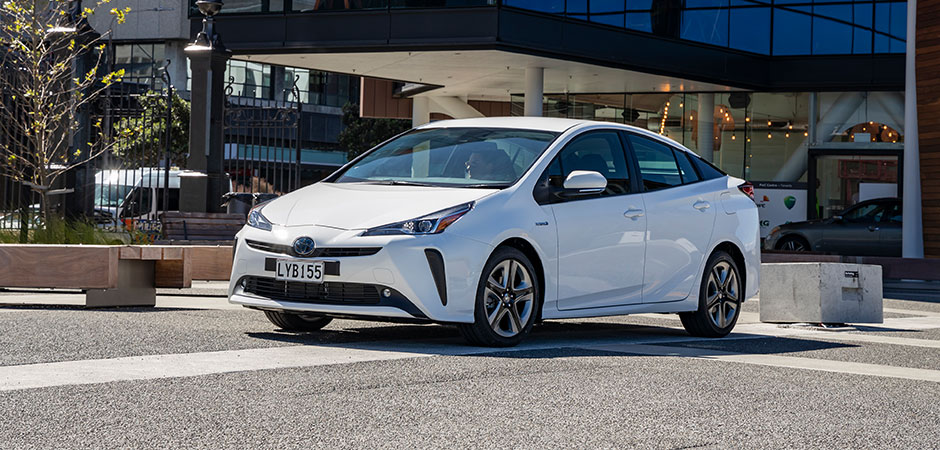New-styling-and-technology-for-pioneering-Prius_HERO_940x450