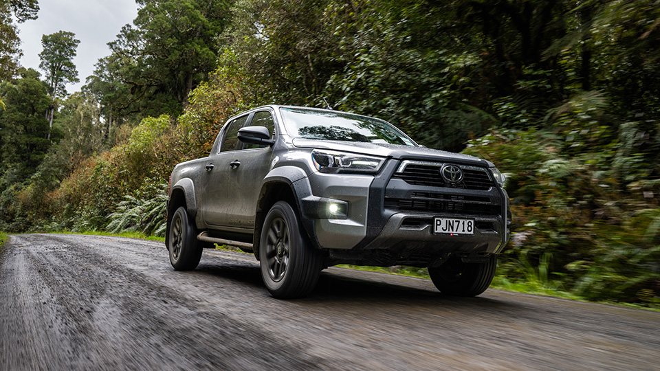 hybrid-hilux-confirmed-for-new-zealand-early-2024-950x540